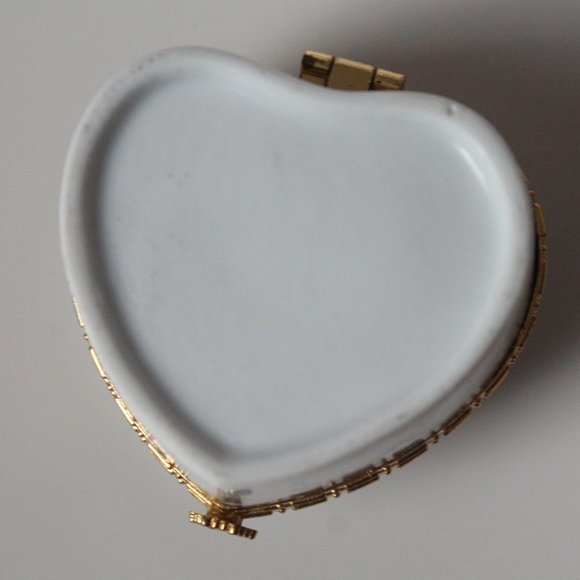 Heart-Shaped Gold & Green Design Porcelain Jewelry Box with  Romantic Scene - Picture 5 of 16